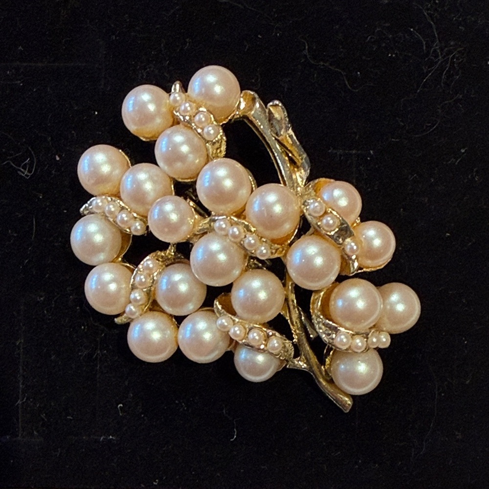 Pearl Gold and Cream Brooch - Picture 3 of 7